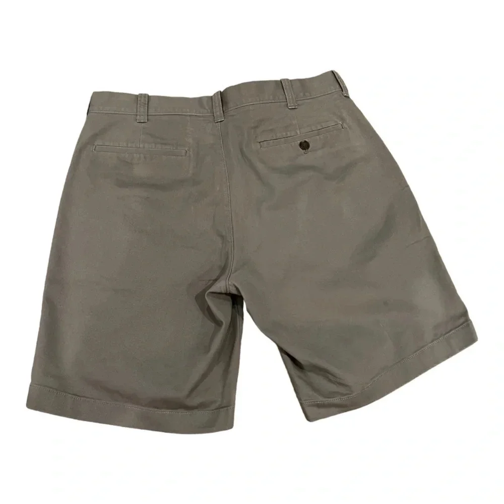 J crew Men’s gray shorts. Size 33, Good condition Waist 17”, Inseam 9”